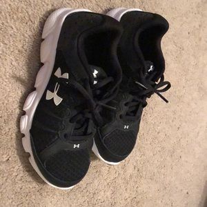 Boys Under Armour Shoes Size 2.5